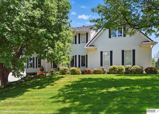Property at 4841 S 165th St, Omaha, NE 68135, 4 beds, 3.5 baths