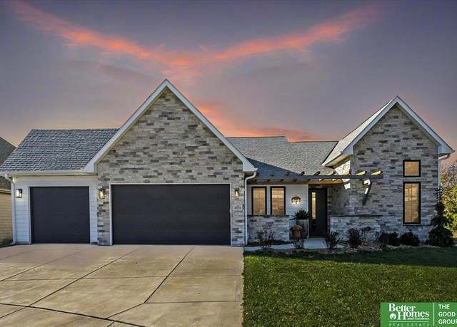 Property at 4505 Hawthorne Dr, Lincoln, NE 68516, 5 beds, 3 baths