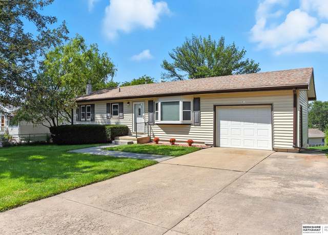 Property at 410 Highland Dr, Gretna, NE 68028, 3 beds, 2 baths