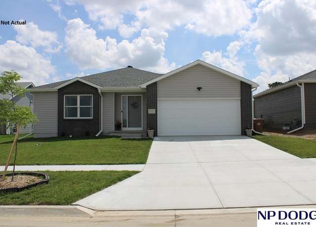 Property at 7620 N 50th St, Lincoln, NE 68514, 2 beds, 2.5 baths