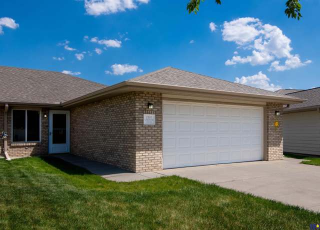 Property at 2141 Kingswood Cir, Lincoln, NE 68521, 2 beds, 2 baths