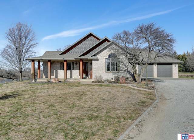 Property at 2048 E Hickory Rd, Beatrice, NE 68310, 4 beds, 2.5 baths