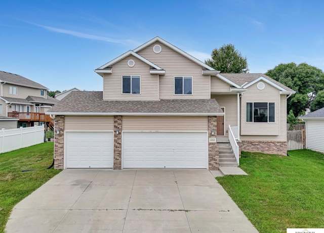 Property at 6143 S 96th St, Lincoln, NE 68526, 4 beds, 3.5 baths