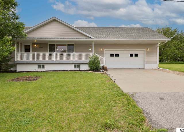 Property at 9300 Monroe Rd, Plattsmouth, NE 68048, 4 beds, 2 baths