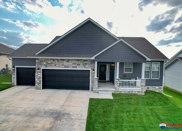 Property at 1011 N 105 St, Lincoln, NE 68527, 4 beds, 4.5 baths