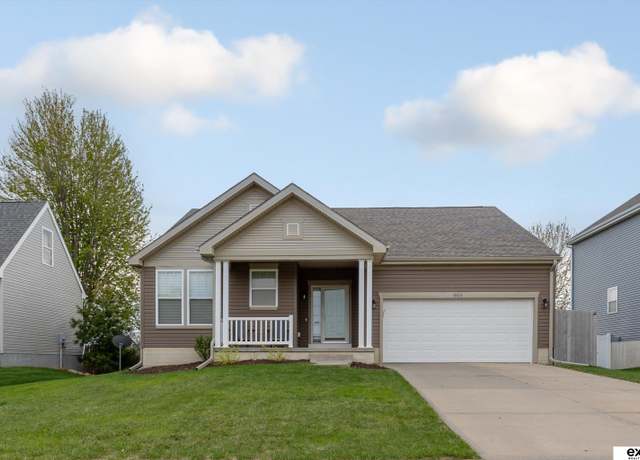 Property at 809 Stony Point Dr, Papillion, NE 68046, 3 beds, 2 baths