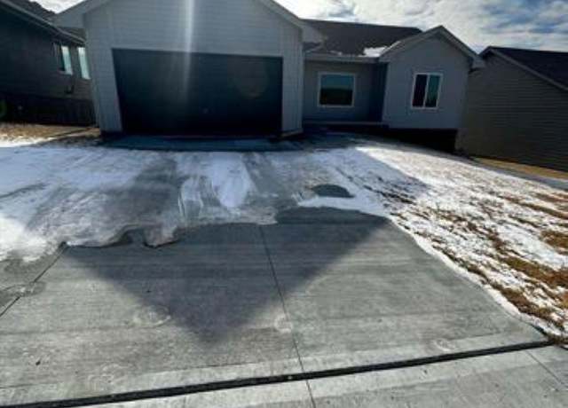 Property at 2021 Gindy Cir, Bellevue, NE 68147, 3 beds, 2.5 baths