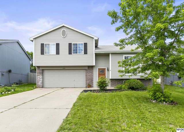 Property at 11804 Newport Ave, Omaha, NE 68164, 3 beds, 2 baths