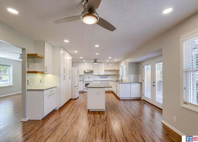 Property at 7320 Briarhurst Dr, Lincoln, NE 68506, 3 beds, 2.5 baths