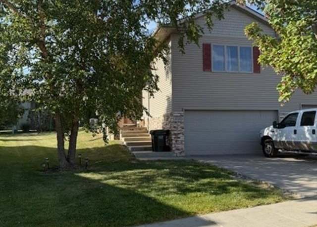 Property at 8729 Remi Dr, Lincoln, NE 68526, 3 beds, 3 baths