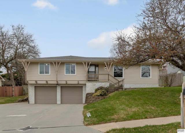 Property at 2905 Lynnwood Dr, Bellevue, NE 68123, 3 beds, 2.5 baths
