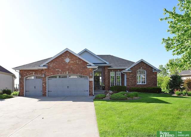 Property at 111 Longwood Dr, Papillion, NE 68133, 4 beds, 3 baths