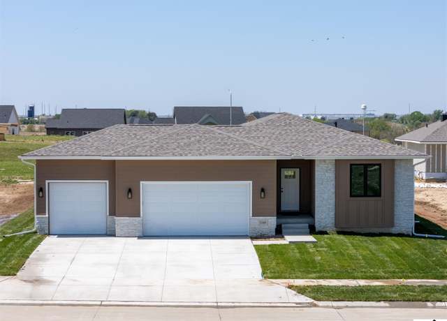 Property at 11660 S 124th St, Papillion, NE 68046, 4 beds, 3 baths