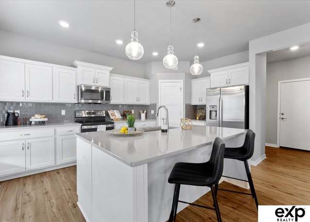 Property at 8054 S 199th St, Gretna, NE 68028, 4 beds, 2.5 baths