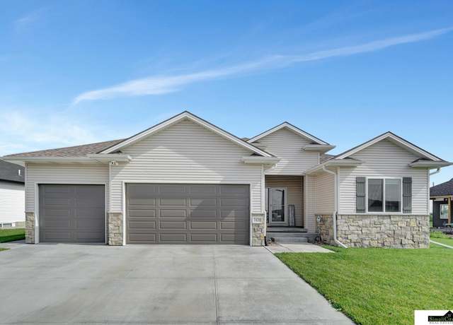 Property at 7420 Isidore Dr, Lincoln, NE 68516, 5 beds, 3 baths