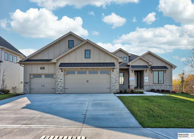 Property at 9956 S 118th St, Papillion, NE 68046, 5 beds, 3 baths