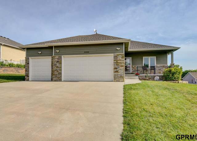 Property at 3320 Fairway Dr, Plattsmouth, NE 68048, 4 beds, 3 baths