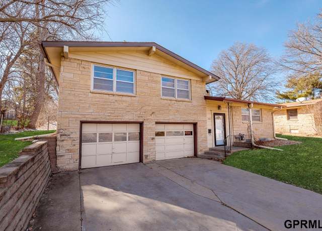 Property at 2815 S 42nd St, Lincoln, NE 68506, 3 beds, 2 baths