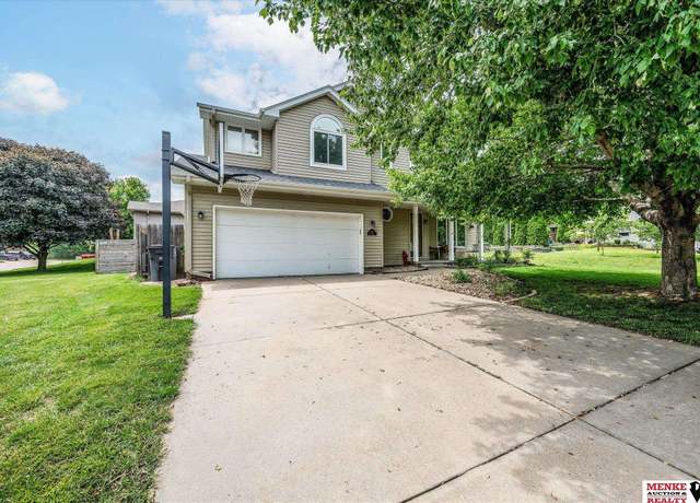 Property at 410 Maple Dr, Treynor, IA 51575, 4 beds, 2.5 baths