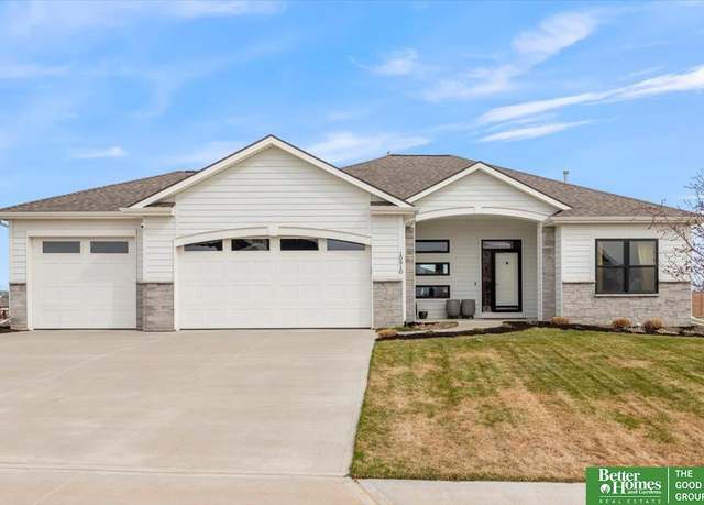 Property at 10910 Ranch Dr, Papillion, NE 68046, 3 beds, 2.5 baths