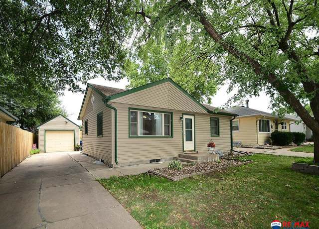 Property at 1934 N 58th St, Lincoln, NE 68505, 3 beds, 2 baths