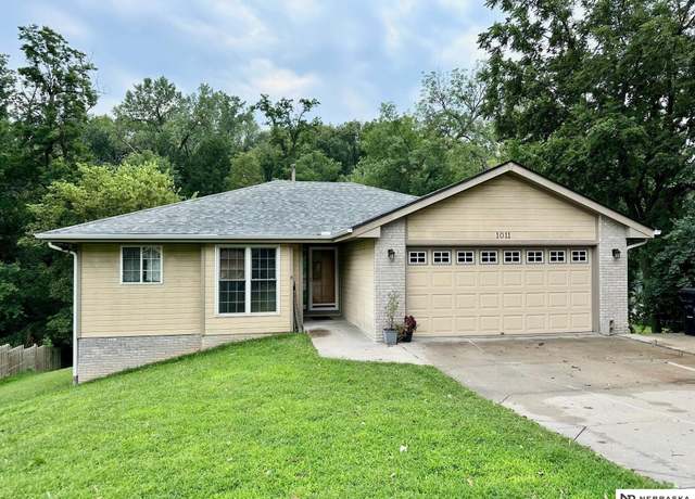 Property at 1011 Bradford Dr, Plattsmouth, NE 68048, 5 beds, 3 baths