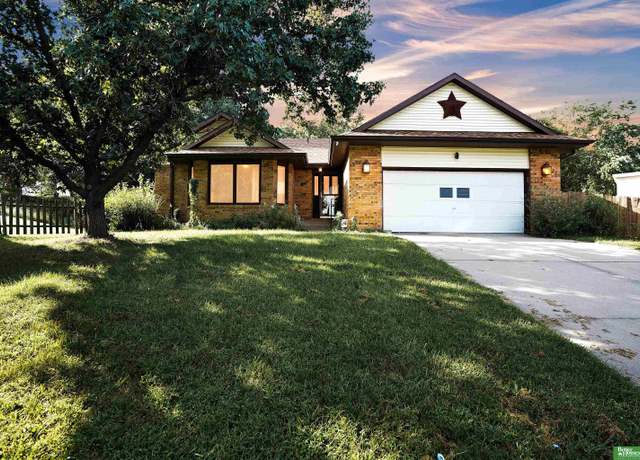 Property at 2004 Booth Cir, Lincoln, NE 68521, 3 beds, 2 baths