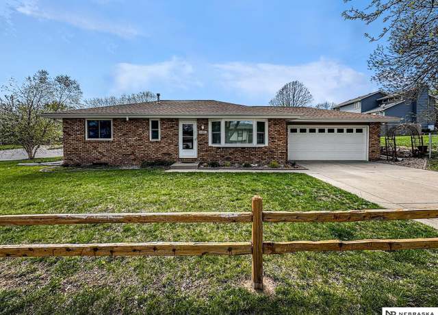 Property at 4301 Bel Ridge Dr, Lincoln, NE 68521, 2 beds, 2.5 baths