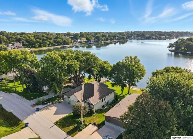 Property at 914 Beaver Lake Blvd, Plattsmouth, NE 68048, 4 beds, 3 baths