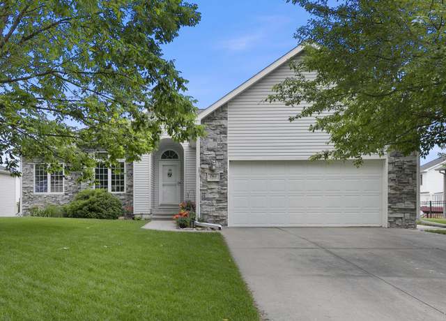Property at 7611 S 33rd St, Lincoln, NE 68516, 4 beds, 3 baths