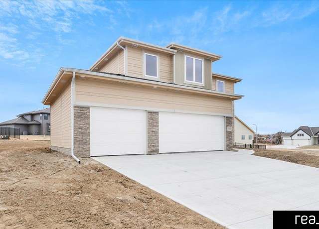 Property at 12635 Carpenter St, Papillion, NE 68138, 4 beds, 2.5 baths