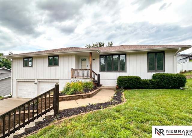 Property at 11516 Roanoke Blvd, Omaha, NE 68134, 3 beds, 2 baths