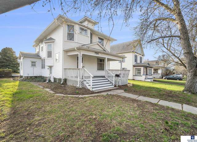 Property at 724 N 10th St, Beatrice, NE 68310, 4 beds, 152 baths
