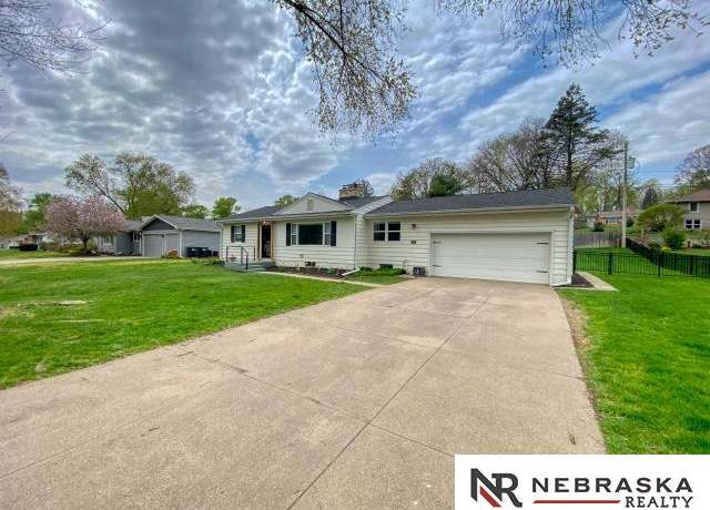 Property at 1146 S 93rd St, Omaha, NE 68124, 4 beds, 3 baths