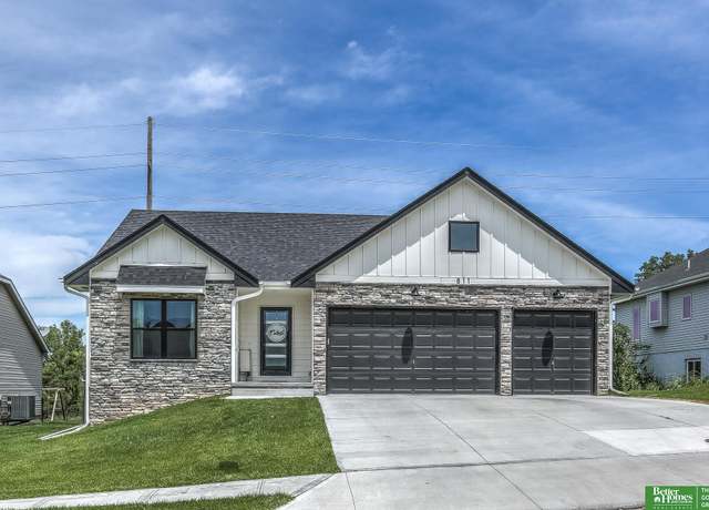 Property at 811 Grandview Dr, Louisville, NE 68037, 4 beds, 3 baths