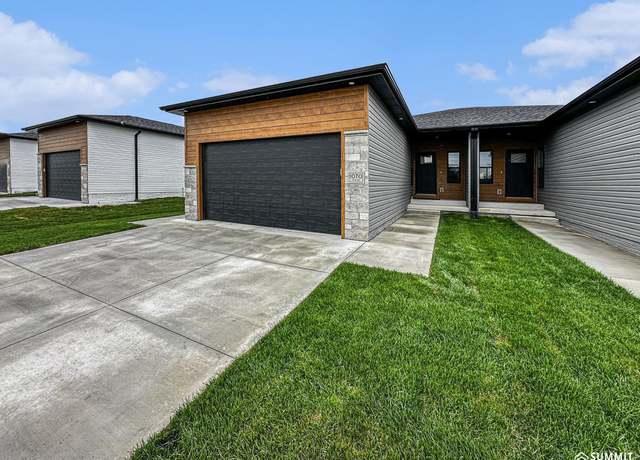 Property at 1070 Titan Dr, Hickman, NE 68372, 4 beds, 3 baths
