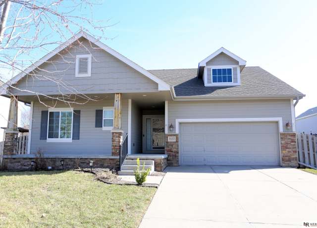 Property at 11155 Prospect St, Papillion, NE 68046, 3 beds, 3 baths
