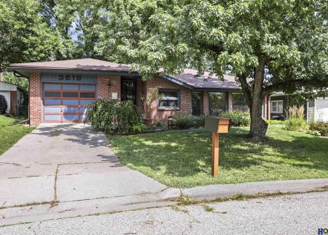 Property at 3215 Curtis Dr, Lincoln, NE 68506, 4 beds, 2.5 baths