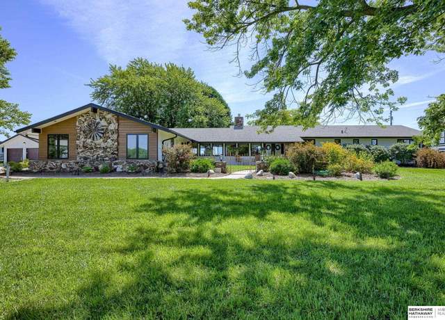 Property at 9101 N 225th St, Omaha, NE 68022, 3 beds, 2.5 baths