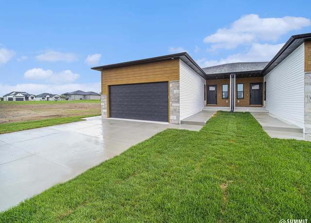Property at 1130 Titan Dr, Hickman, NE 68372, 2 beds, 3 baths