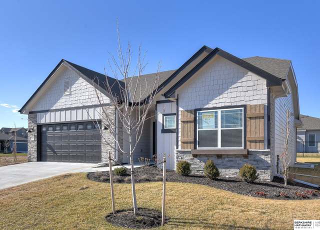Property at 9724 S 103 St, Papillion, NE 68046, 4 beds, 3 baths