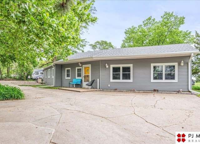 Property at 909 W Stockwell St, Lincoln, NE 68522, 3 beds, 1.5 baths