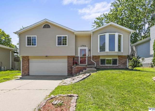 Property at 1745 Independence Cir, Lincoln, NE 68521, 3 beds, 2 baths