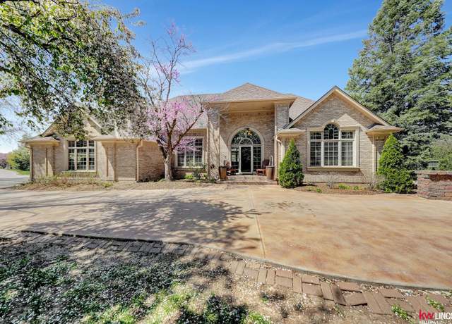 Property at 5100 Bridle Ln, Lincoln, NE 68516, 5 beds, 3.5 baths