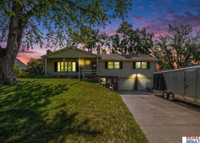 Property at 605 S 120th Ave, Omaha, NE 68154, 3 beds, 3 baths