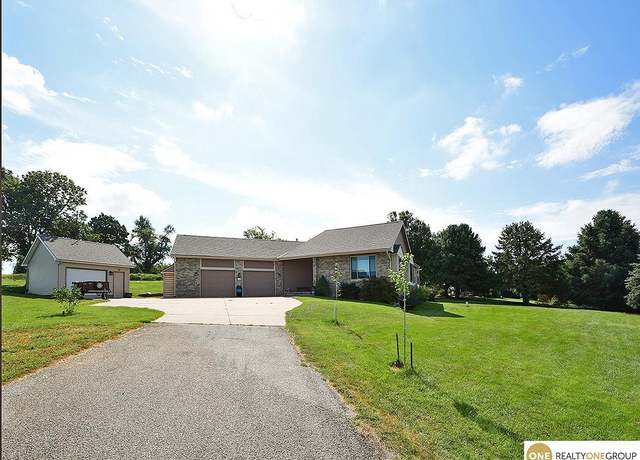 Property at 3601 Duffer Ct, Bellevue, NE 68123, 4 beds, 2 baths