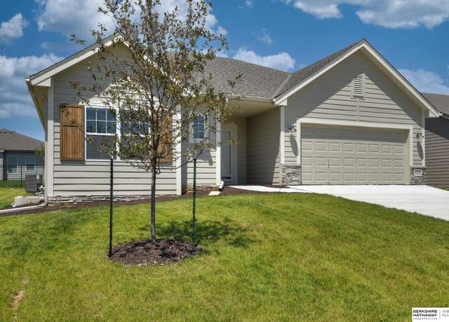 Property at 9720 S 103 St, Papillion, NE 68046, 3 beds, 3 baths