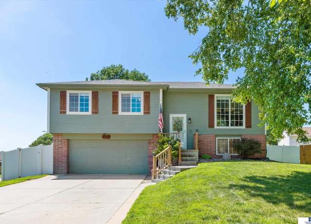 Property at 10712 S 17 St, Bellevue, NE 68123, 3 beds, 2 baths