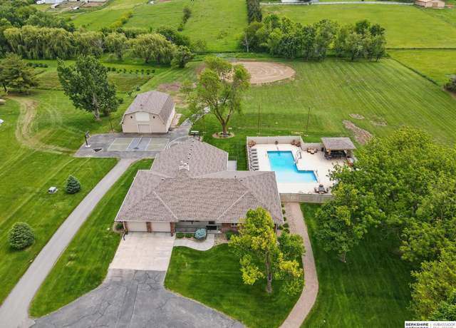 Property at 4915 S 184th Plz, Omaha, NE 68135, 6 beds, 4 baths