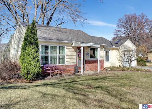 Property at 2305 S 34th St, Lincoln, NE 68502, 2 beds, 1 bath